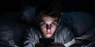 El uso excesivo de pantallas afecta el sueño y la salud mental de las adolescentes.