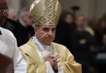 El cardenal Becciu renuncia a participar en el Cónclave por voluntad del Papa Francisco.